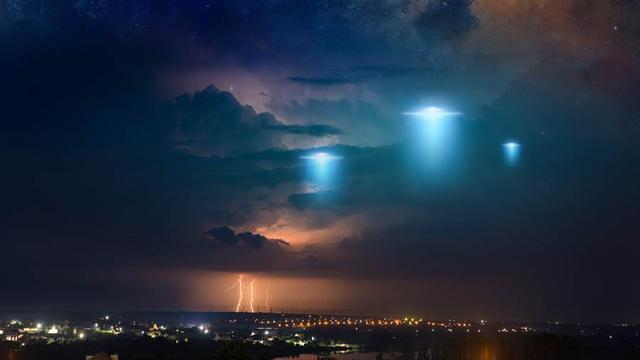 ufo打仗视频:日航班遭遇巨型UFO，降落后机长就被停飞，他究竟看到了什么？