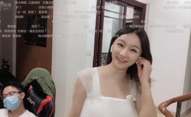 韩懿莹miss门照图:Miss深夜到骚男家中做客，水友奇刷“在一起”，你怎么看？