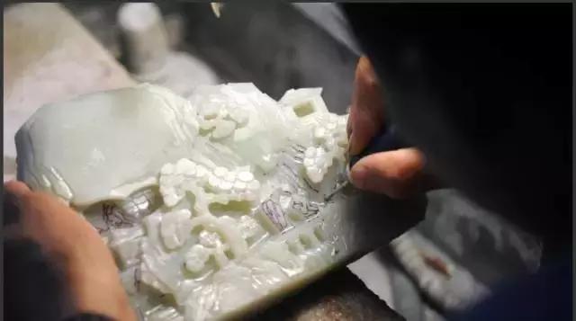 加工一块玉石得多少钱,和田玉玉雕的工费怎么算？