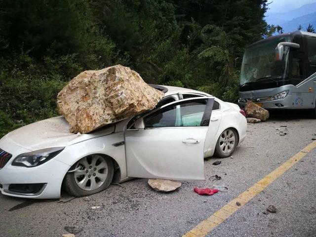 九寨沟地震赵丽颖捐了多少钱，你怎么看待四川地震后出现的捐款性道德绑架