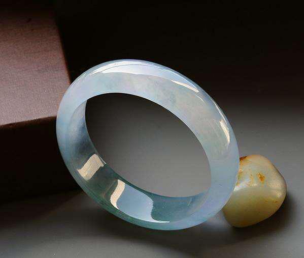 戴玉镯有什么好,女性戴玉镯的好处有哪些？