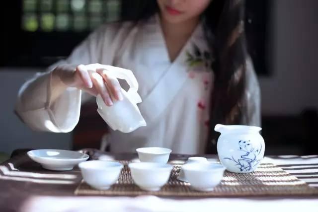 上海喝茶资源逍遥网:喝酒后喝热水解酒么