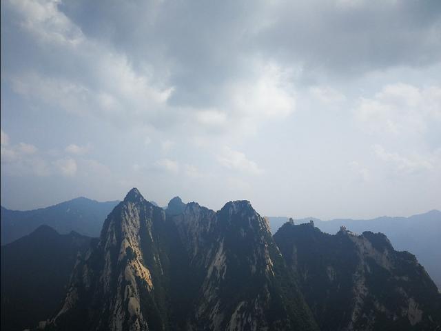 华山照片大全图片真实，西岳华山以“险”著称，华山真的很陡峭吗有多陡