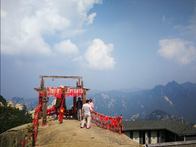 华山照片大全图片真实，西岳华山以“险”著称，华山真的很陡峭吗有多陡