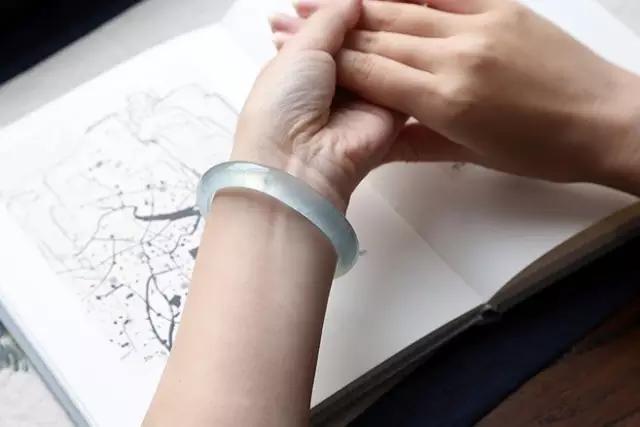 制作玉石手镯,极品翡翠手镯是如何制作出来的，你知道吗？