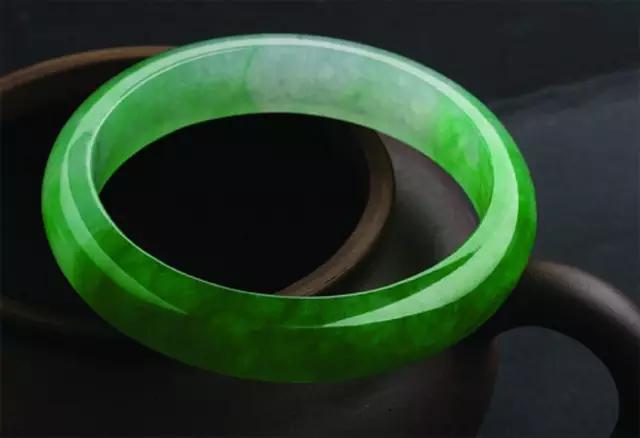 制作玉石手镯,极品翡翠手镯是如何制作出来的，你知道吗？