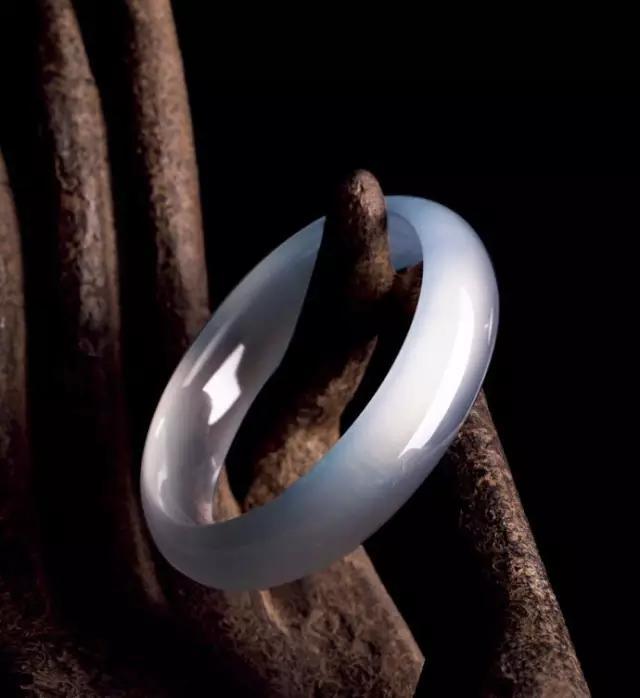 制作玉石手镯,极品翡翠手镯是如何制作出来的，你知道吗？