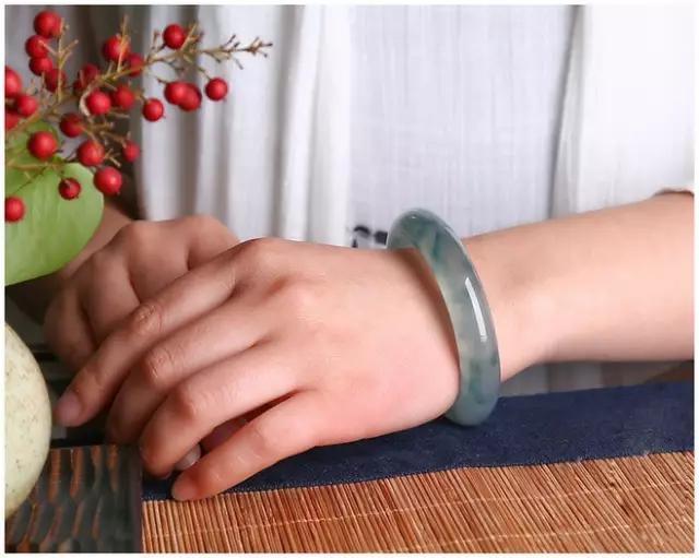 制作玉石手镯,极品翡翠手镯是如何制作出来的，你知道吗？