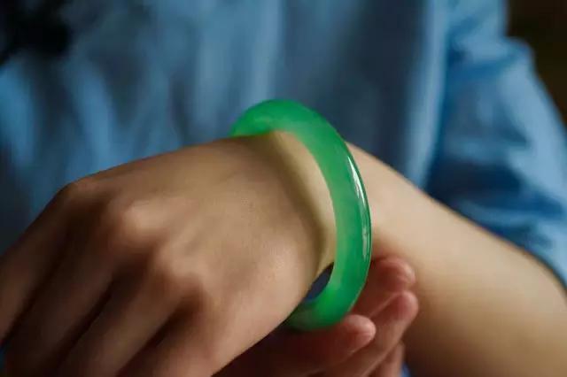 制作玉石手镯,极品翡翠手镯是如何制作出来的，你知道吗？