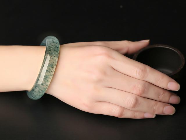制作玉石手镯,极品翡翠手镯是如何制作出来的，你知道吗？
