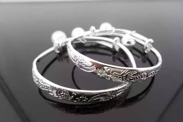 为什晚上不能戴银睡觉,身体不好的人，带银子会发黑是真的吗？