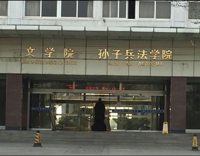 丁凤云:临沂一大学校长把购物卡当正常往来，称不算受贿，怎么看？