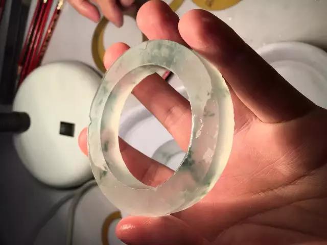 制作玉石手镯,极品翡翠手镯是如何制作出来的，你知道吗？
