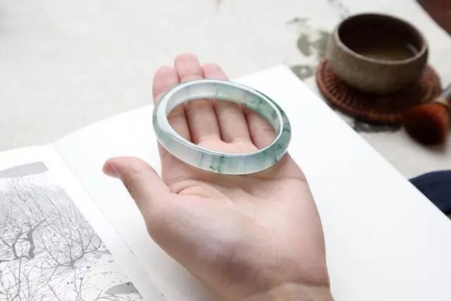 制作玉石手镯,极品翡翠手镯是如何制作出来的，你知道吗？