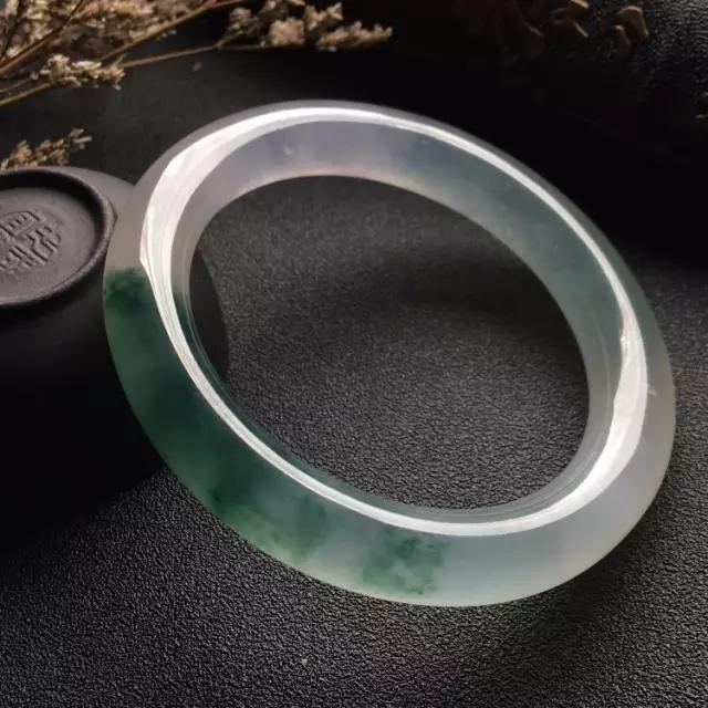 制作玉石手镯,极品翡翠手镯是如何制作出来的，你知道吗？