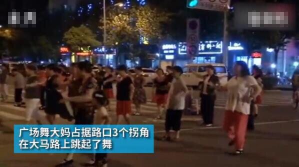 合肥一群广场舞大妈每天在马路上跳舞,你怎么看？
