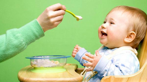宝宝多大才能吃大人饭，孩子多大可以完全吃成人食物？