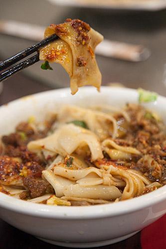 锅盔牙子:用几个字说出自己的家乡，代表性的食物或者人物或者美食风景？