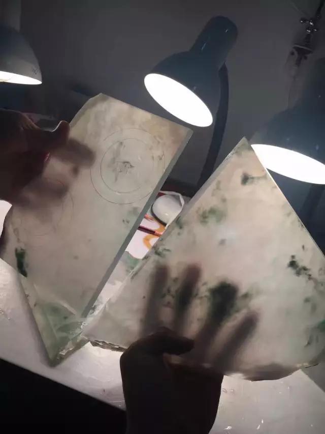 制作玉石手镯,极品翡翠手镯是如何制作出来的，你知道吗？