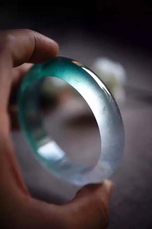 制作玉石手镯,极品翡翠手镯是如何制作出来的，你知道吗？