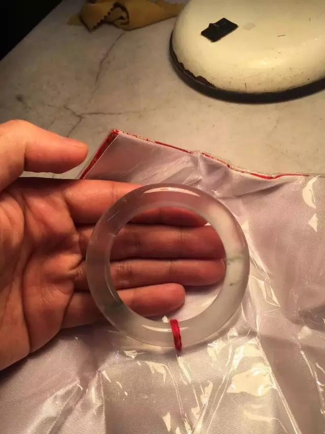 制作玉石手镯,极品翡翠手镯是如何制作出来的，你知道吗？