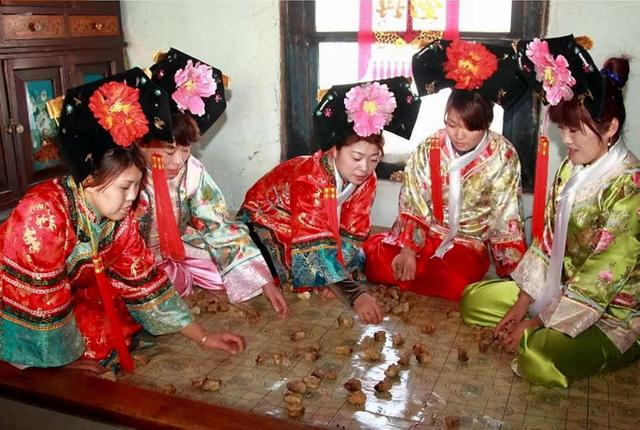 满人姓氏:大清灭亡之后，皇室一族和满族八旗都改成姓什么了