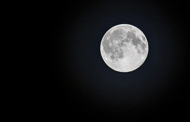 月球，月球到底是由哪种物质构成的呢为什么有时候月球看起来是白色的