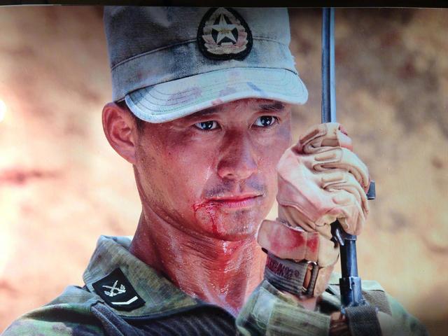 头条问答 - 吴京捐款100万给灾区,网友嫌少,还要逼他捐一个亿,你们