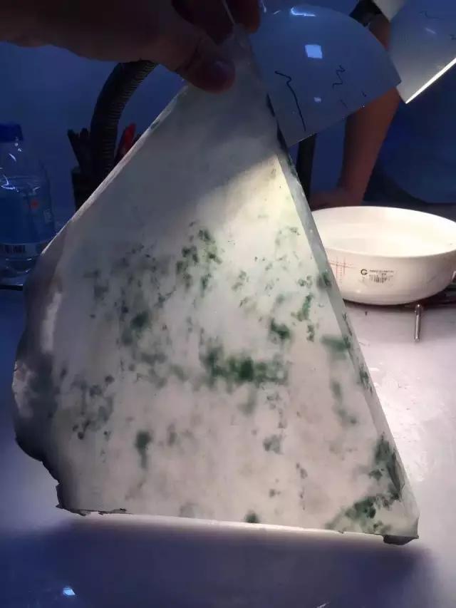 制作玉石手镯,极品翡翠手镯是如何制作出来的，你知道吗？