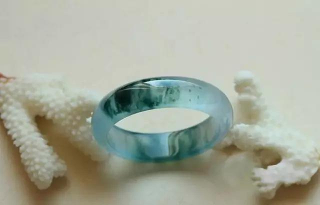 制作玉石手镯,极品翡翠手镯是如何制作出来的，你知道吗？