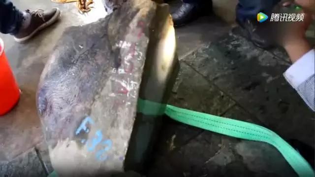 制作玉石手镯,极品翡翠手镯是如何制作出来的，你知道吗？