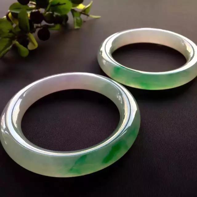 制作玉石手镯,极品翡翠手镯是如何制作出来的，你知道吗？