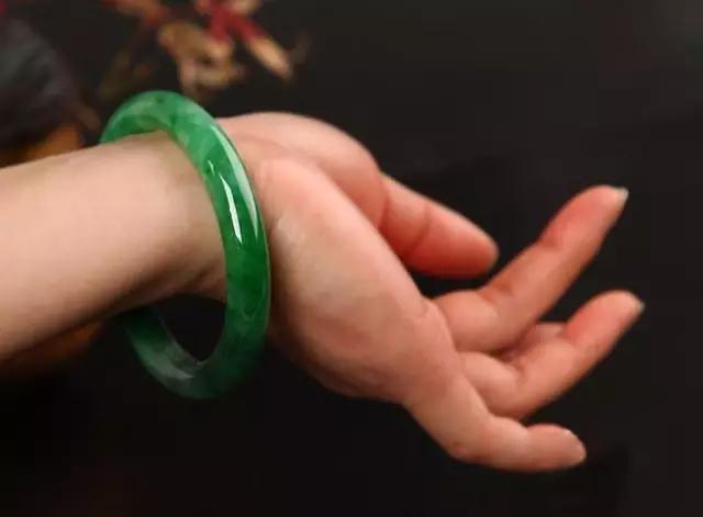 制作玉石手镯,极品翡翠手镯是如何制作出来的，你知道吗？