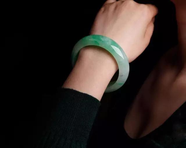 制作玉石手镯,极品翡翠手镯是如何制作出来的，你知道吗？