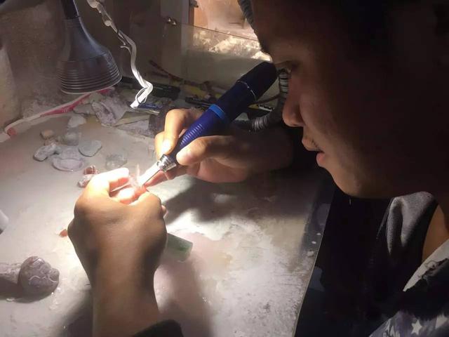 加工一块玉石得多少钱,和田玉玉雕的工费怎么算？