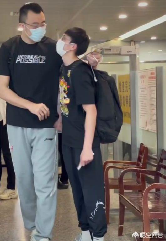王仕鹏老婆:韩德君被骂，妻子回怼网友，小胡赵睿机场送拥抱，你怎么看