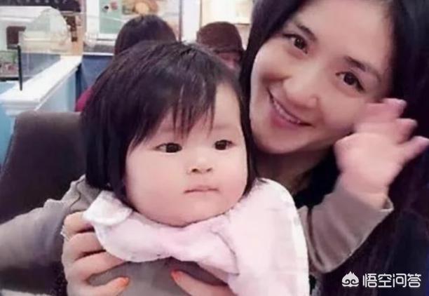 张杰谢娜结婚照片:张杰打完疫苗心情好，回家晒出双胞胎照片，你们觉得萌翻了吗？