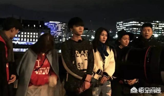 郭碧晨:电影《长津湖》中杨根思为什么抱着炸药包冲过去而不直接扔？