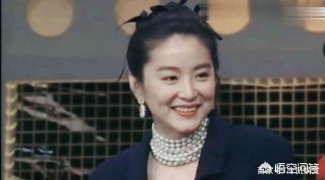 杨丽萍侄女小彩旗:杨丽萍10年都戴帽子,还以为是装饰品,摘下帽子后,你啥感觉