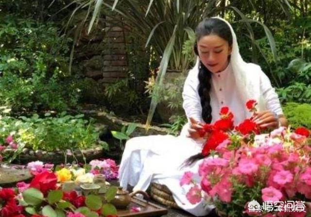 杨丽萍侄女小彩旗:杨丽萍10年都戴帽子,还以为是装饰品,摘下帽子后,你啥感觉