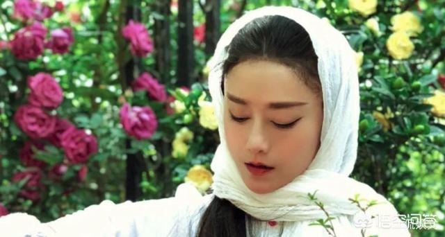 杨丽萍侄女小彩旗:杨丽萍10年都戴帽子,还以为是装饰品,摘下帽子后,你啥感觉