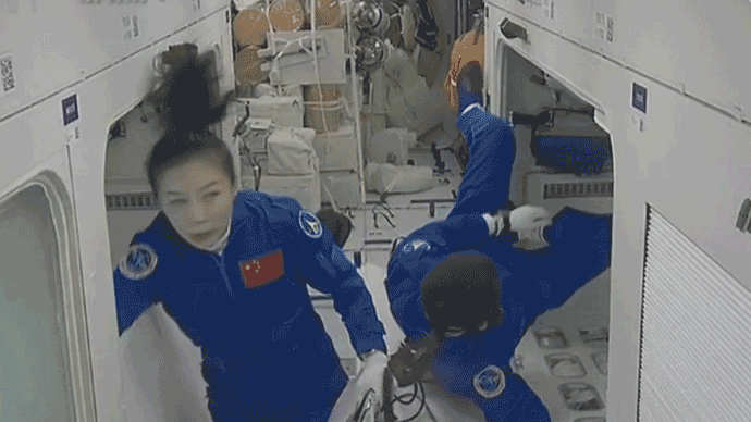 登上太空的两位宇航员，王亚平的头发在空间站里为什么朝上