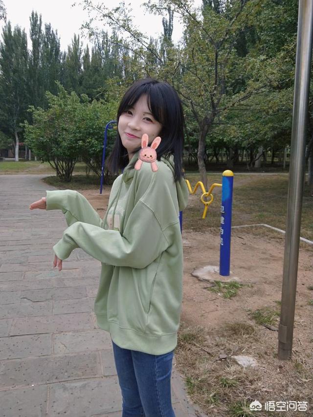 淘宝忠犬小八家模特小兮:大家喜欢穿什么品牌的卫衣，都在哪里买？