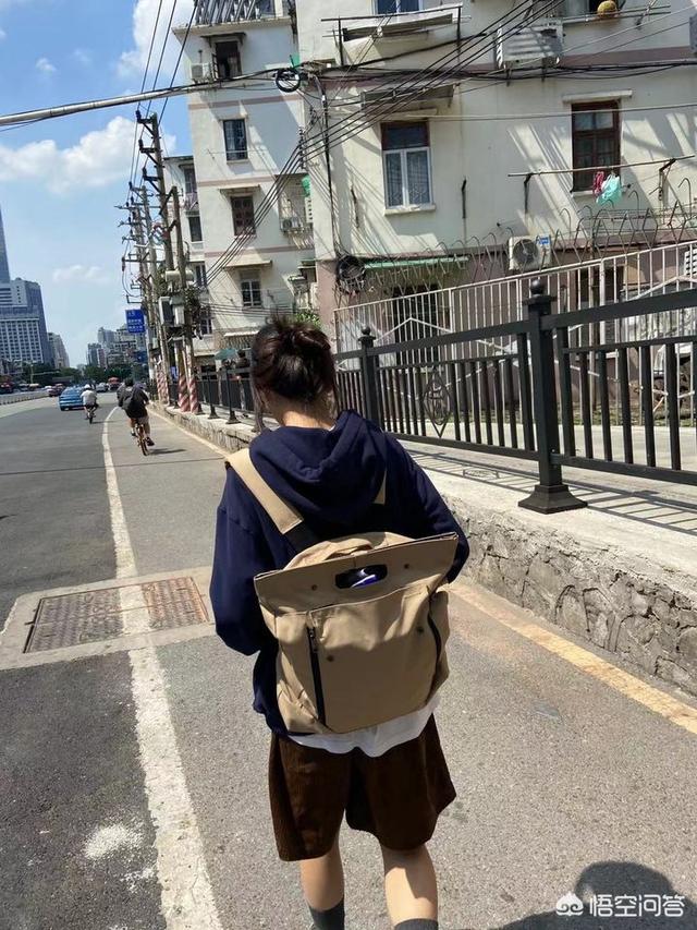 淘宝忠犬小八家模特小兮:大家喜欢穿什么品牌的卫衣，都在哪里买？