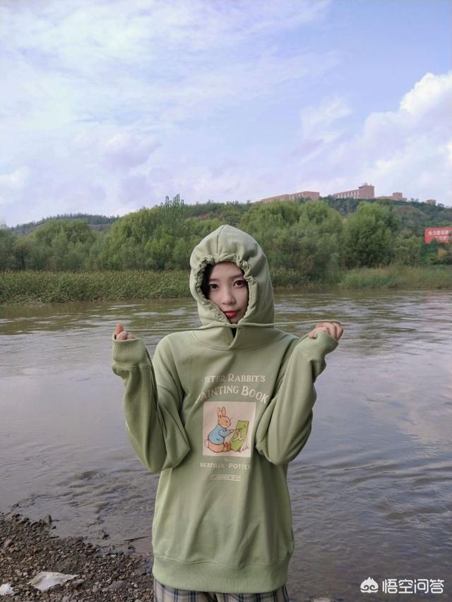 淘宝忠犬小八家模特小兮:大家喜欢穿什么品牌的卫衣，都在哪里买？