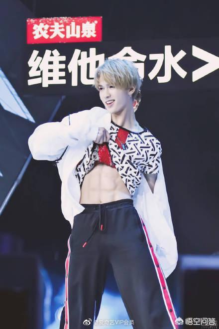 胳膊腰腹肌肉线条流畅真真是个神奇的男人,想给腹肌打call!