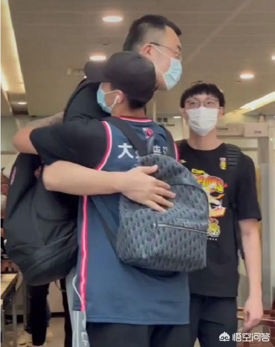 王仕鹏老婆:韩德君被骂，妻子回怼网友，小胡赵睿机场送拥抱，你怎么看