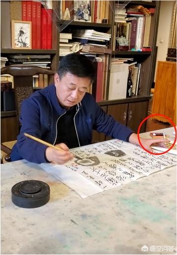 朱军的妻子:朱军在老婆大风中起舞似少女太撩人，朱军赋闲在家老婆不介意吗？