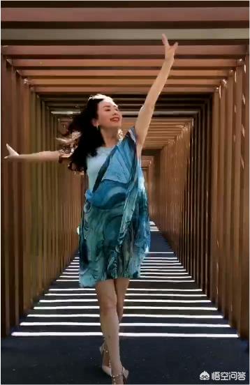 朱军的妻子:朱军在老婆大风中起舞似少女太撩人，朱军赋闲在家老婆不介意吗？