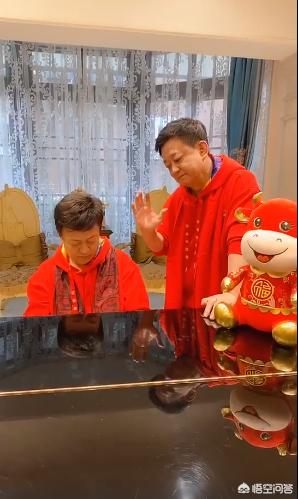 朱军的妻子:朱军在老婆大风中起舞似少女太撩人，朱军赋闲在家老婆不介意吗？